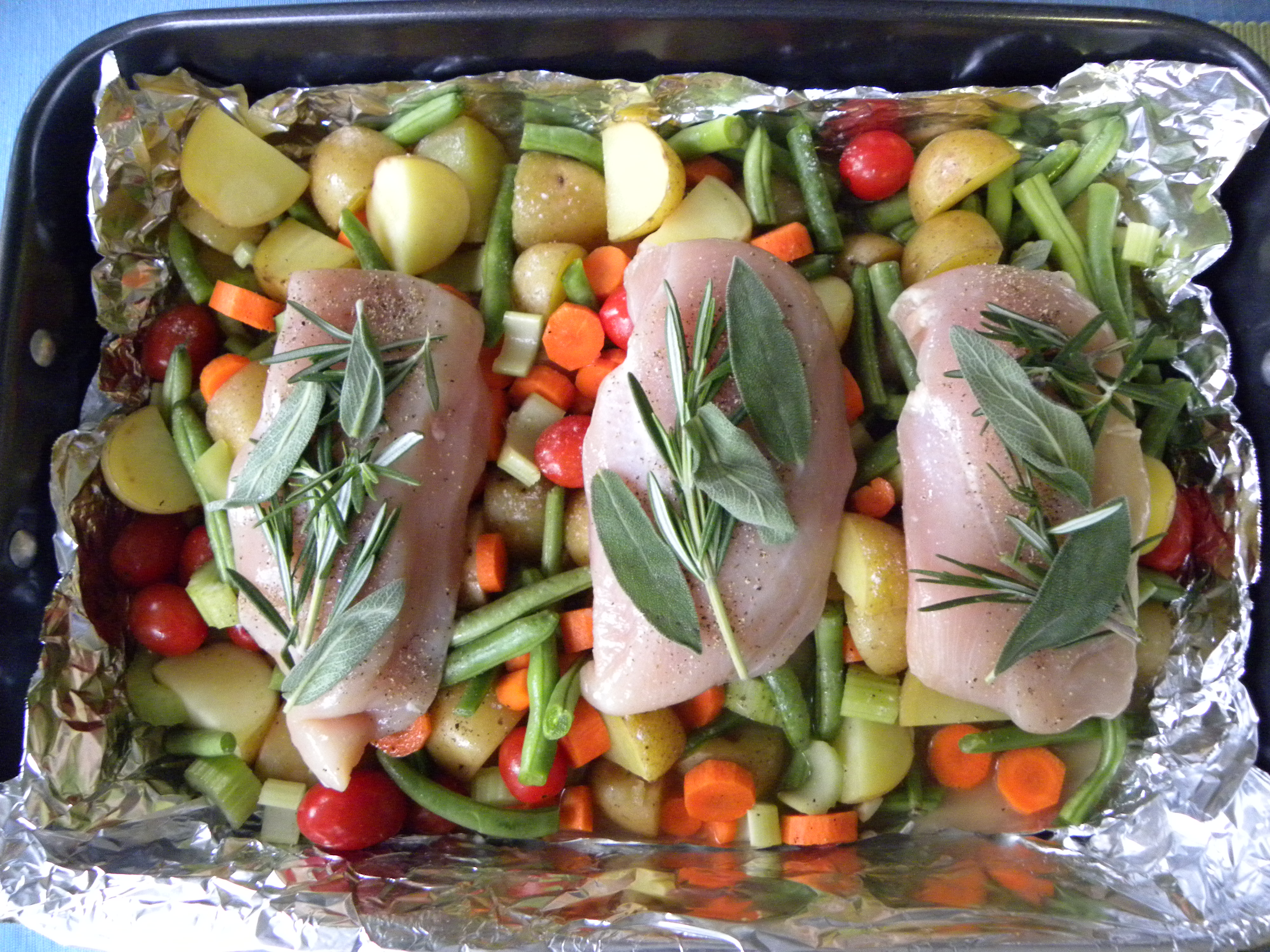 Мясо с овощами в фольге. Овощи в духовке. Овощи запеченные в фольге. Курица с овощами в фольге в духовке.